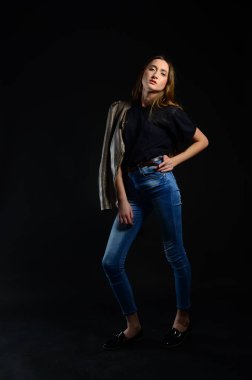 koyu arka plan üzerinde güzellik kadın moda fotoğrafı