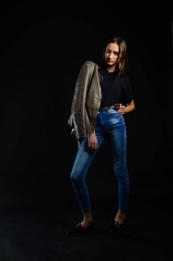 koyu arka plan üzerinde güzellik kadın moda fotoğrafı