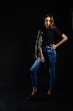 koyu arka plan üzerinde güzellik kadın moda fotoğrafı