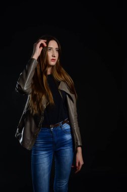 koyu arka plan üzerinde güzellik kadın moda fotoğrafı