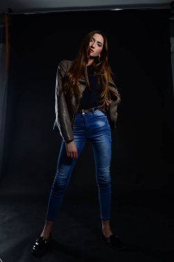 koyu arka plan üzerinde güzellik kadın moda fotoğrafı