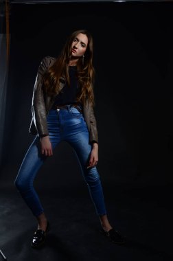 koyu arka plan üzerinde güzellik kadın moda fotoğrafı