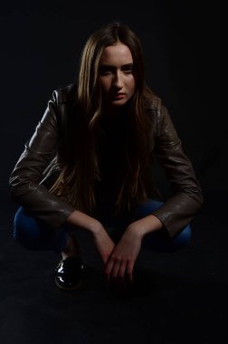 koyu arka plan üzerinde güzellik kadın moda fotoğrafı