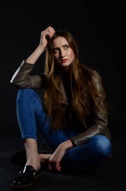 koyu arka plan üzerinde güzellik kadın moda fotoğrafı