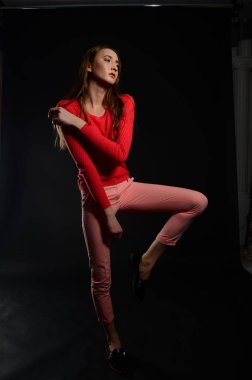 güzel genç beyaz kadın portre siyah arka plan üzerine.