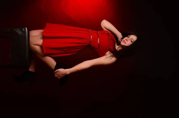 Sensual bela mulher loira posando em vestido vermelho. Menina com cabelos longos encaracolados . — Fotografia de Stock