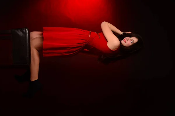 Sensual bela mulher loira posando em vestido vermelho. Menina com cabelos longos encaracolados . — Fotografia de Stock