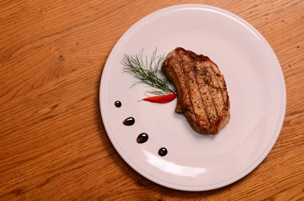 Gran pedazo de costilla de primera calidad rara con verduras cortadas y una patata al horno — Foto de Stock