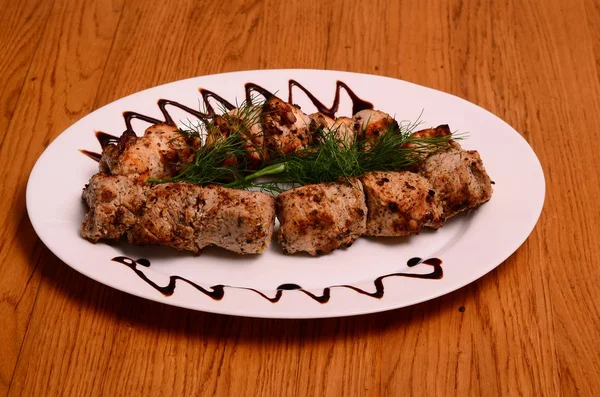 Delicioso satay frango em espetos. Yakitori. — Fotografia de Stock