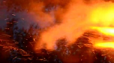 Sparks çatlaklar ızgara ateş çukuru içinde ateş. Büyük ateş yanan kül yükselişi gece gökyüzünde. Yaz geceleri, doğa varlığı. Gıda porn ve şık arka plan.