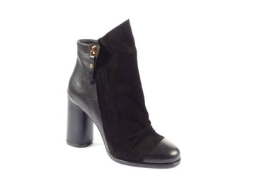 Beyaz arka plan üzerinde izole yeni yürüyüş botları çifti