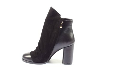 Beyaz arka plan üzerinde izole yeni yürüyüş botları çifti