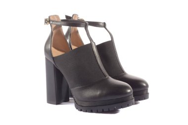 Beyaz arka planda kadın ayakkabıları