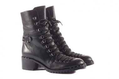 Beyaz arka planda kadın ayakkabıları