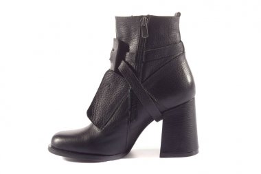 Beyaz arka planda kadın ayakkabıları