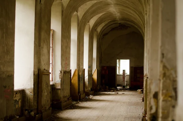 Chuva na base militar abandonada. hangar de perto. gotas — Fotografia de Stock