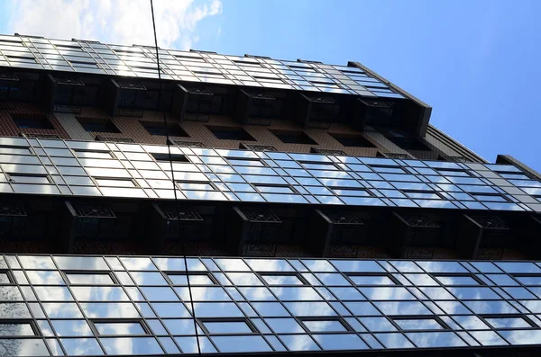 Crane ve bina inşaatı. büyük bina inşası