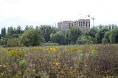 Bir çok katlı bina cephe. Parça