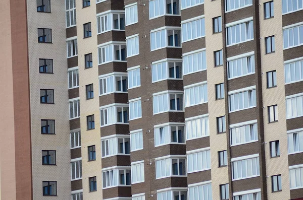 Gevel van een gebouw met meerdere verdiepingen. Fragment — Stockfoto
