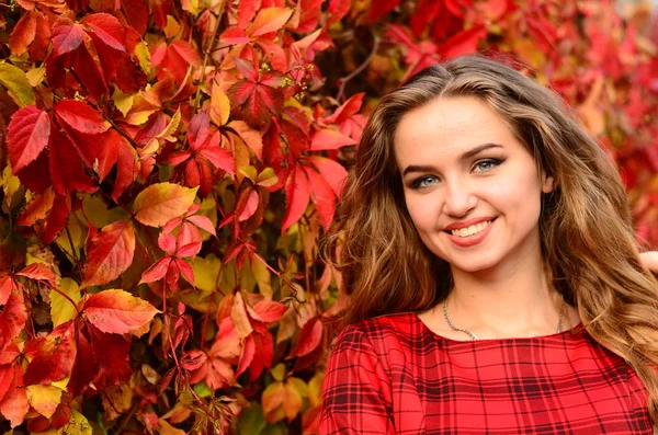 秋の葉に囲まれた若い美しい女性の屋外ファッション写真 — ストック写真