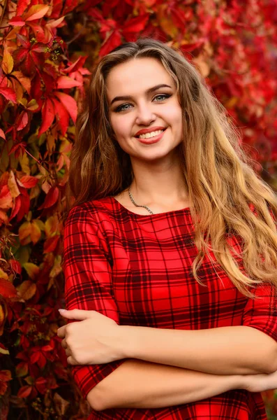 Outdoor-Mode Foto von jungen schönen Dame umgeben Herbstblätter — Stockfoto