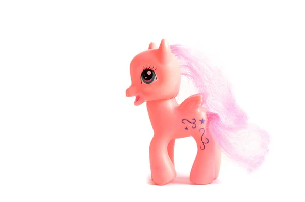 Rosa leksak ponny med vingar isolerad på en vit bakgrund — Stockfoto