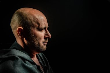 siyah pelerin içinde cesur savaşçı avarelik portresi. tarihsel bir fantezi. Cadılar Bayramı