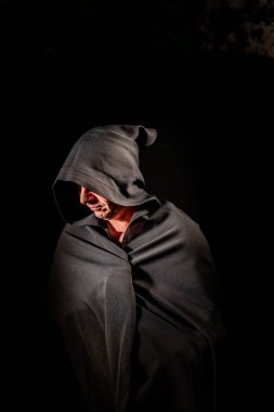 siyah pelerin içinde cesur savaşçı avarelik portresi. tarihsel bir fantezi. Cadılar Bayramı.