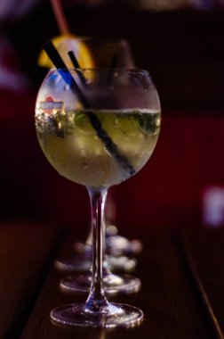 Farklı renkli alkol kokteyller bir parti, martini, votka ve diğer açık hava olay, resim ile güzel bir şekilde dekore edilmiş catering buket masaya güzel satır satır