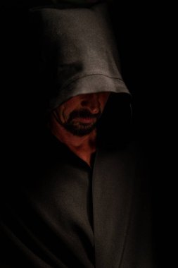 siyah pelerin içinde cesur savaşçı avarelik portresi. tarihsel bir fantezi. Cadılar Bayramı.