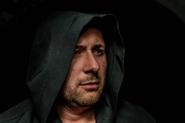 siyah pelerin içinde cesur savaşçı avarelik portresi. tarihsel bir fantezi. Cadılar Bayramı
