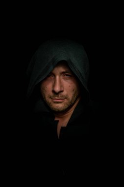 siyah pelerin içinde cesur savaşçı avarelik portresi. tarihsel bir fantezi. Cadılar Bayramı