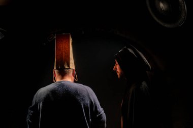 siyah pelerin içinde cesur savaşçı avarelik portresi. tarihsel bir fantezi. Cadılar Bayramı