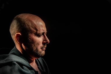 siyah pelerin içinde cesur savaşçı avarelik portresi. tarihsel bir fantezi. Cadılar Bayramı