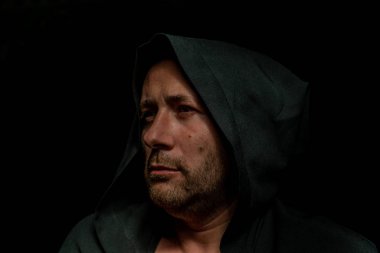 siyah pelerin içinde cesur savaşçı avarelik portresi. tarihsel bir fantezi. Cadılar Bayramı