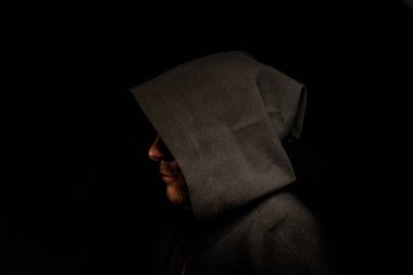 siyah pelerin içinde cesur savaşçı avarelik portresi. tarihsel bir fantezi. Cadılar Bayramı
