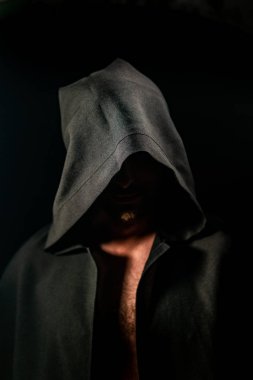 siyah pelerin içinde cesur savaşçı avarelik portresi. tarihsel bir fantezi. Cadılar Bayramı