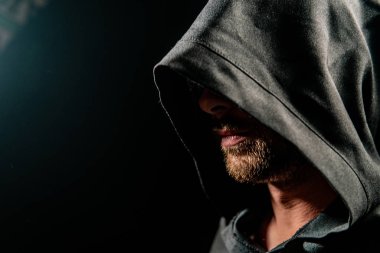 siyah pelerin içinde cesur savaşçı avarelik portresi. tarihsel bir fantezi. Cadılar Bayramı