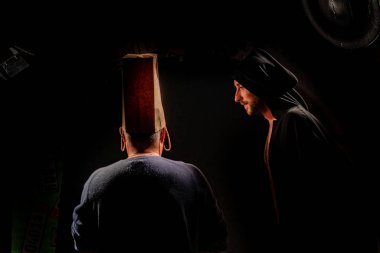 siyah pelerin içinde cesur savaşçı avarelik portresi. tarihsel bir fantezi. Cadılar Bayramı