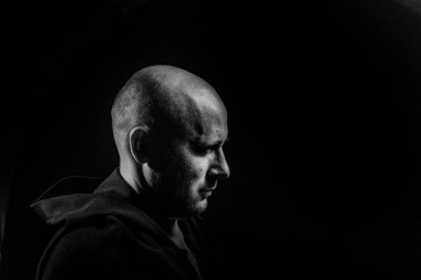 siyah pelerin içinde cesur savaşçı avarelik portresi. tarihsel bir fantezi. Cadılar Bayramı