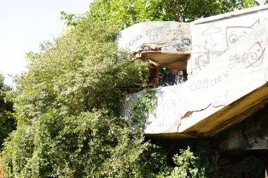 Mahvolmuş mimarinin sokak manzarası