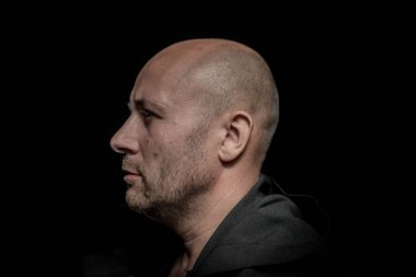 siyah pelerin içinde cesur savaşçı avarelik portresi. tarihsel bir fantezi. Cadılar Bayramı