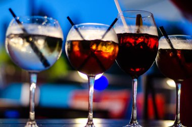 Farklı renkli alkol kokteyller bir parti, martini, votka ve diğer açık hava olay, resim ile güzel bir şekilde dekore edilmiş catering buket masaya güzel satır satır