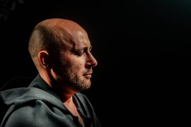 siyah pelerin içinde cesur savaşçı avarelik portresi. tarihsel bir fantezi. Cadılar Bayramı