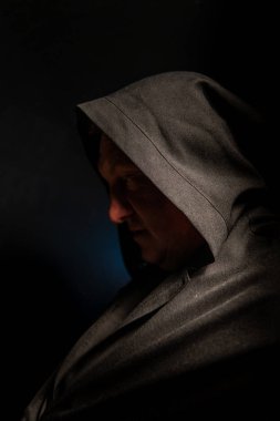 siyah pelerin içinde cesur savaşçı avarelik portresi. tarihsel bir fantezi. Cadılar Bayramı.