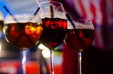 Farklı renkli alkol kokteyller bir parti, martini, votka ve diğer açık hava olay, resim ile güzel bir şekilde dekore edilmiş catering buket masaya güzel satır satır