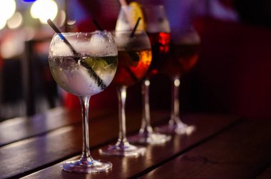 Farklı renkli alkol kokteyller bir parti, martini, votka ve diğer açık hava olay, resim ile güzel bir şekilde dekore edilmiş catering buket masaya güzel satır satır