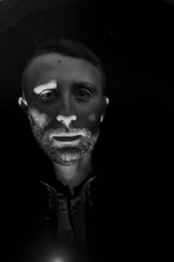 Yakışıklı adamın siyah beyaz portresi.