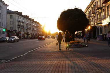 Akşamları şehrin sokak manzarası