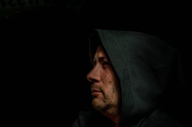 siyah pelerin içinde cesur savaşçı avarelik portresi. tarihsel bir fantezi. Cadılar Bayramı